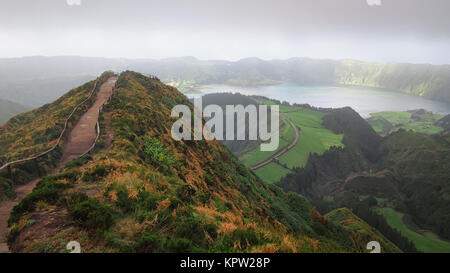 Es ist wie ein Märchen. Boca do Inferno Viewpoint, Sete Cidades, Sao Miguel, Azoren (Portugal). Stockfoto