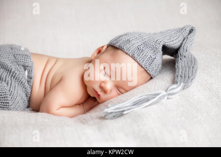 Schöne Neugeborene schlafen auf einer Decke Stockfoto