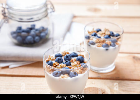 Nahrhaft und gesund Joghurt mit Blaubeeren und Getreide Stockfoto