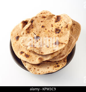 Nahaufnahme des indischen Weizenmehl Flachbild chapati Brot getoastet oben und in einer runden Schüssel gelegt vor einem weißen Hintergrund Stockfoto