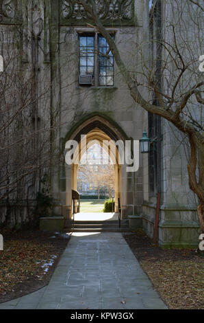 Gewölbter Durchgang durch die ryerson Halle Labor aus dem Viereck, 58th Street an der Universität von Chicago Campus. Stockfoto