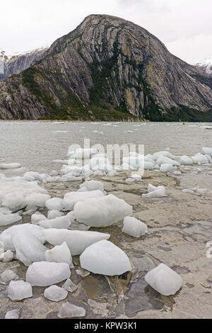 Eisberge auf einem entfernten Ufer Stockfoto