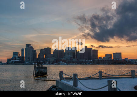 Geschneit und die Innenstadt von Boston auf dem Hintergrund bei Sonnenuntergang Stockfoto