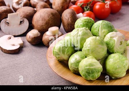 Rosenkohl mit Pilzen und Tomaten. Stockfoto