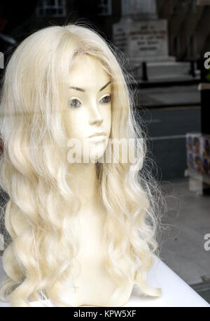 Blonde Schaufensterpuppe Kopf auf Anzeige in einem Schaufenster ohne Make-up Stockfoto