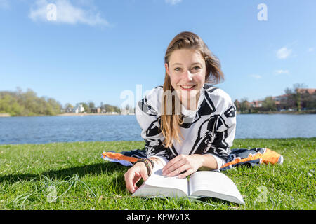 Eine junge Frau Balatonfüred eine Einems Siehe und lacht dabei in die Kamera bei schönem Wetter Stockfoto