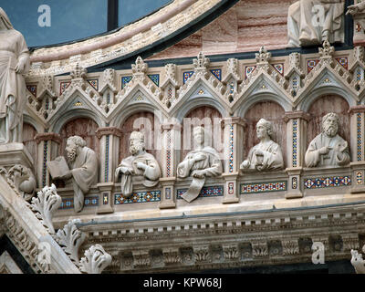 Architektonische Details der Dom Fassade - Siena, Toskana, Italien. Der Dom von Siena, die im 12. und 13. Jahrhundert gebaut wurde, ist eine der prettie Stockfoto