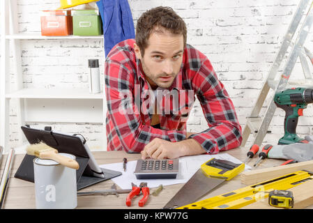 Lächelnden jungen Zimmermann in seiner Werkstatt Stockfoto