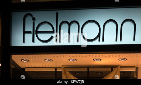 GIESSEN DEUTSCHLAND DEZEMBER 2017: Beleuchtete Schriftzug von FIELMANNl. FIELMANN ist eine Brille Anbieter Kette in Hamburg. Stockfoto