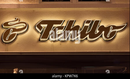 GIESSEN DEUTSCHLAND DEZEMBER 2017: Beleuchtete Schriftzug von Tchibo. TCHIBO ist ein Kaffee Röstung Kette in Hamburg. Stockfoto