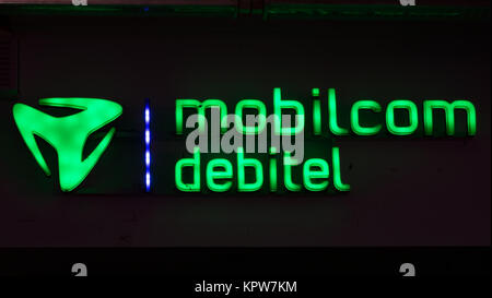 GIESSEN DEUTSCHLAND DEZEMBER 2017: Beleuchtete grüne Logo mobilcom debitel. Mobilcom Debitel ist ein Telefon Provider Kette in BÃ¼delsdorf, Stockfoto