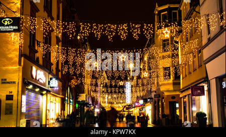 GIESSEN DEUTSCHLAND DEZEMBER 2017: Traditionelle Weihnachtsbeleuchtung in Gießen an der Haupteinkaufsstraße Stockfoto