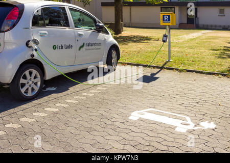 WETTENBERG, DEUTSCHLAND SEPTEMBER 2016: NATURSTROM ist ein deutscher Energieversorger Anbieter, auch Mietwagen in Düsseldorf, Nordrhein-Westfalen. Stockfoto