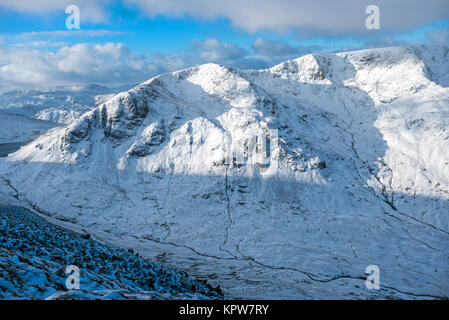 Dollywagon Hecht, Teil der Helvellyn Gebirge, im Winter. Lake District National Park, Großbritannien. Über Grisedale von St Sunday Crag gesehen Stockfoto