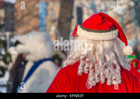 Zurück Blick auf einen Mann, der eine santa claus Kostüm Stockfoto