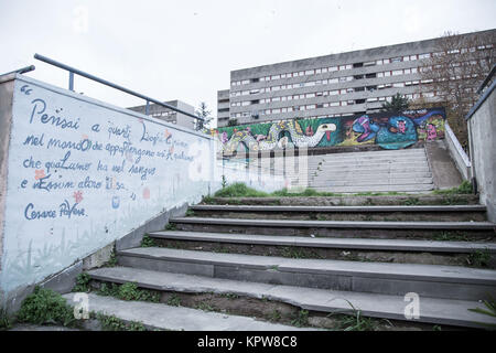 Rom, Italien. 12 Dez, 2017. Blick auf andere street art Arbeit in Corviale Credit: Matteo Nardone/Pacific Press/Alamy leben Nachrichten Stockfoto