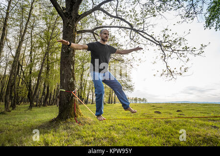Man slacklining Stockfoto