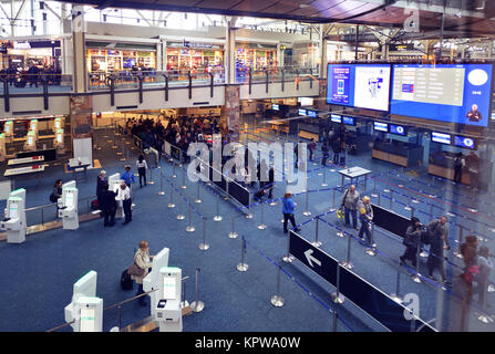 Menschen am internationalen Flughafen Vancouver YVR Ankünfte Sicherheit Zähler, Flughafen, Victoria, Britisch-Kolumbien, Kanada 2017 Stockfoto