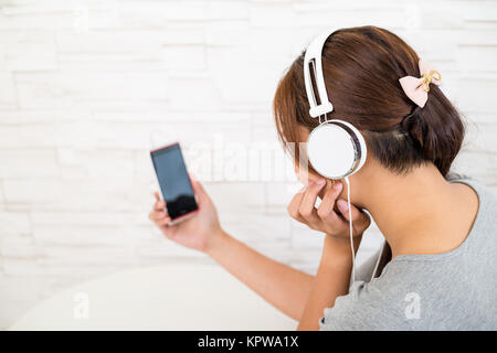 Frau Musik hören Stockfoto