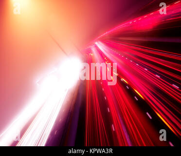 Künstlerische dynamische Bild der bunten Lichterkette von busy Highway Traffic an einem nebligen Nacht, Highway 401, Toronto, Ontario, Kanada. Stockfoto