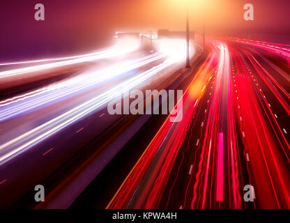 Künstlerische abstrakte Ampel Trails. Busy Highway Traffic auf einem nebligen Nacht, Highway 401, Toronto, Ontario, Kanada. Stockfoto