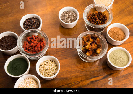 Schalen mit verschiedenen superfoods Stockfoto