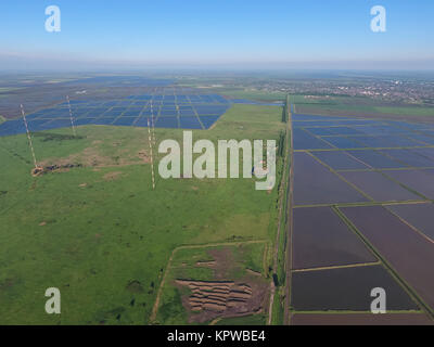 Masten Langwellen-Antennen Kommunikation unter den Reisfeldern überflutet Stockfoto