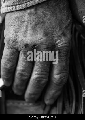 Closeup Mans Hand Schwarz Weiß zerknittert Stockfoto