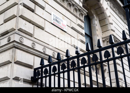 Berühmte 10 Downing Street SW1 Westminster Zeichen an der Wand mit einem schwarzen Sicherheitszaun in den Vordergrund mit niemand im Bild Stockfoto