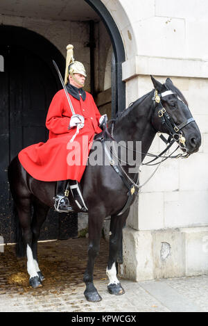 Horse Guards Golgatha Soldat auf seinem Pferd die Bewachung der St James und der Buckingham Palace in London England ohne Touristen montiert Stockfoto