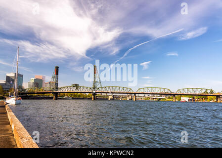 Hawthorne Bridge und Pier Stockfoto