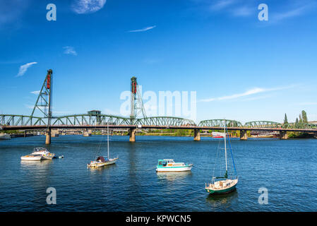 Hawthorne Bridge und Boote Stockfoto