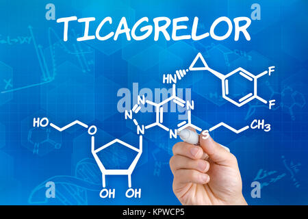 Hand mit Bleistift zeichnet chemische Strukturformel von ticagrelor Stockfoto