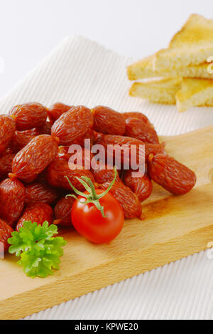 Mini dry Würstchen und Toast. Stockfoto