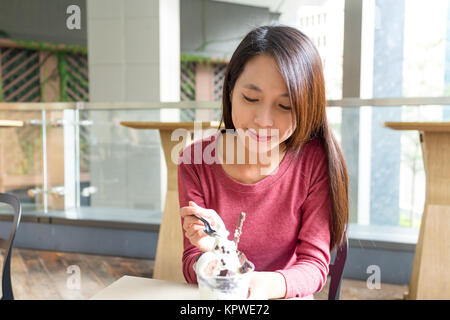 Frau genießen ihr Eis Stockfoto