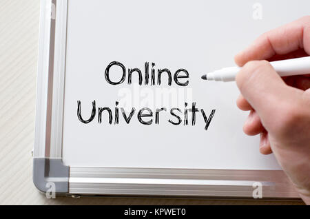 On-line-Universität auf dem Whiteboard geschrieben Stockfoto