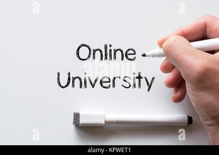 On-line-Universität auf dem Whiteboard geschrieben Stockfoto