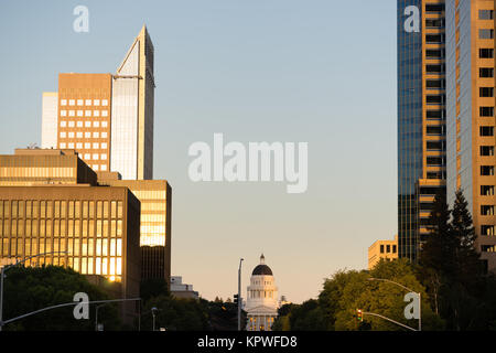 Die Sonne leuchtet Glas auf die Innenstadt von Sacramento Skyline Stockfoto