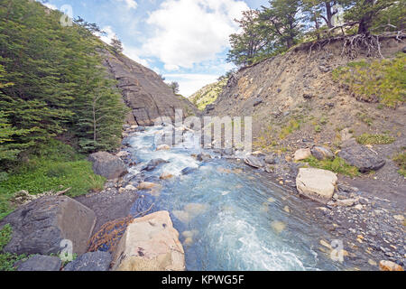 Schnell fließenden Bach in einen engen Canyon Stockfoto