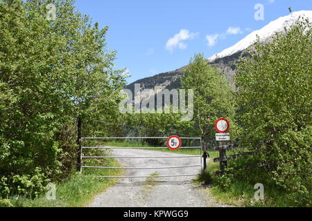 Â Straße, private Straße, Schranken, Tore, Verkehrszeichen, Schild, allgemeine Fahrverbot, Barriere Stockfoto