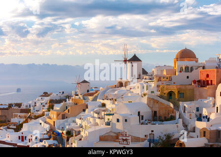 Oia bei Sonnenuntergang, Santorini, Griechenland Stockfoto