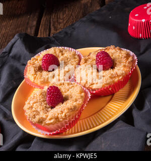 Käsekuchen-Muffins mit Himbeeren Stockfoto