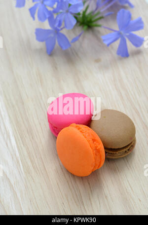 Bunte Französische macarons auf hölzernen Hintergrund Stockfoto