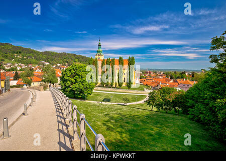 Stadt von Samobor Kirche un grüne Natur Stockfoto