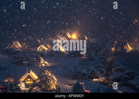 Shirakawago aufleuchtenden Schneefall Stockfoto