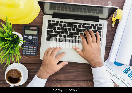 Engineering mit Laptop Computer in der Ansicht von oben Stockfoto