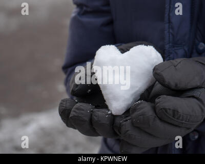 Schnee Herz in der Hand können für Design und Konzept über Sicherheit im kalten Winter, Herz, Angebote oder Verkauf im Winter und über die Liebe verwenden Stockfoto