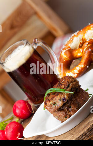 Bayerische Frikadellen mit Brezel und Bier Stockfoto