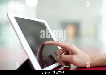 Frau mit der digital-Tablette Stockfoto