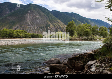 Chulyshman River, nicht weit von der Stelle, wo Chulcha Fluss fließt. Republik Altai, Russland. Stockfoto